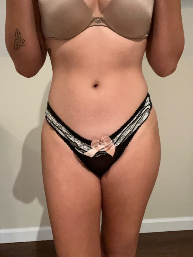 Jasmine's Black & White w/Bow Thong